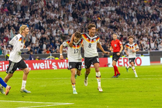 01.10.26 Deutschland - Serbien Deutschland, München, 01.10.2026, Fussball, Nations League, Saison 2026 2027, Deutschland - Serbien: v.l. Florian Wirtz, Tom Bischof (beide Deutschland), Jubel Tor 2:0 Wirtz.