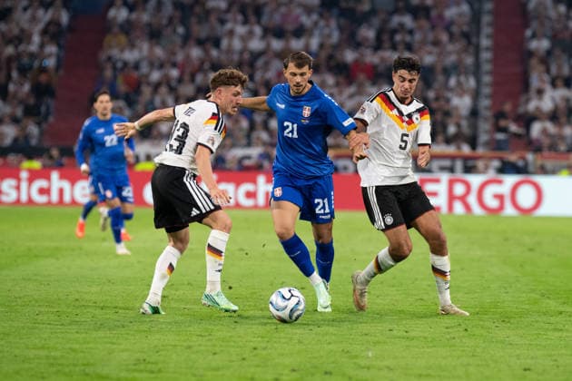 Philipp Treu (13 Deutschland) , Lazar Samardzic (21 Serbien) und Aleksandar Pavlovic (5 Deutschland) in Aktion beim UEFA Nations League Spiel Deutschland - Serbien am 01.10.2026 in München. München Allianz Arena Bayern Deutschland