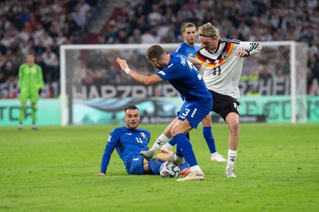 Filip Kostic (11 Serbien) , Strahinja Pavlovic (3 Serbien) und Nick Woltemade (11 Deutschland) in Aktion beim UEFA Nations League Spiel Deutschland - Serbien am 01.10.2026 in München. München Allianz Arena Bayern Deutschland