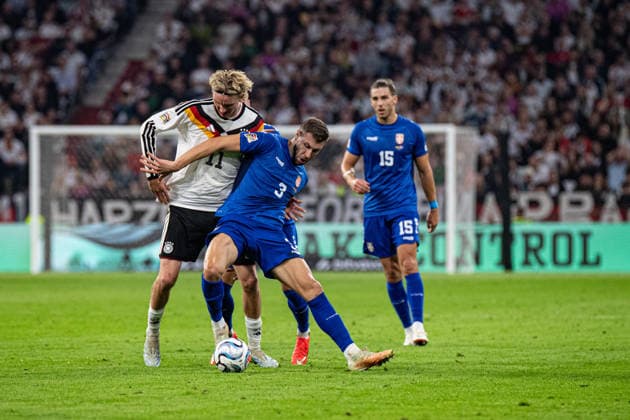 Nick Woltemade (11 Deutschland) und Strahinja Pavlovic (3 Serbien) in Aktion beim UEFA Nations League Spiel Deutschland - Serbien am 01.10.2026 in München. München Allianz Arena Bayern Deutschland