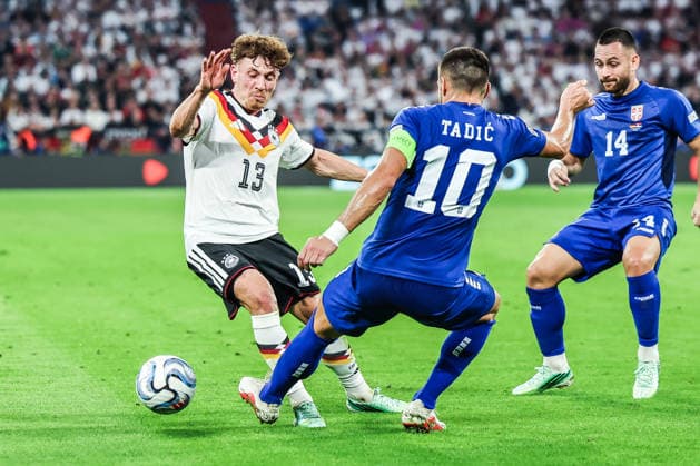 Fussball, UEFA Nations League Saison 2026 2027 Gruppe A2 - 3.Spieltag Deutschland - Serbien 01.10.2026, Allianz Arena Philipp Treu (Deutschland, 13) Dusan Tadic (Serbien, 10) München Allianz Arena Bayern Deutschland