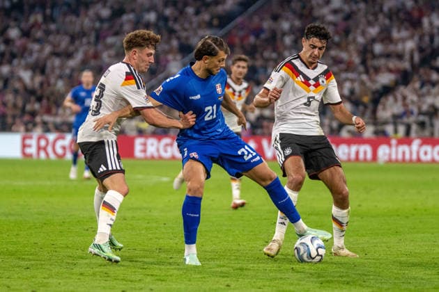 Philipp Treu (GER), Lazar Samardžić (SRB) und Aleksandar Pavlović (GER). xettx, Deutschland, Muenchen, 01.10.2026, Fussball, Nationalmannschaft, Nations League: Deutschland vs Serbien, Saison 2026 2027, Matchday 3, Allianz Arena