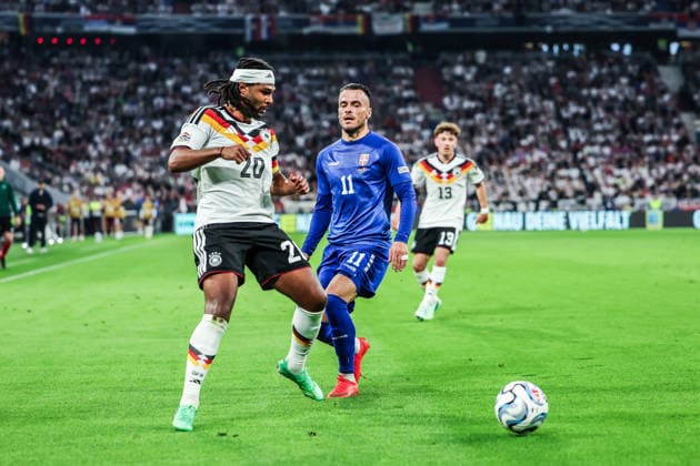 Fussball, UEFA Nations League Saison 2026 2027 Gruppe A2 - 3.Spieltag Deutschland - Serbien 01.10.2026, Allianz Arena Serge Gnabry (Deutschland, 20) Filip Kostic (Serbien, 11) München Allianz Arena Bayern Deutschland