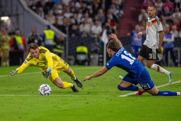Jonas Urbig (GER) und Mihajlo CvetkoviÄ‡ (SRB). xettx, Deutschland, Muenchen, 01.10.2026, Fussball, Nationalmannschaft, Nations League: Deutschland vs Serbien, Saison 2026 2027, Matchday 3, Allianz Arena