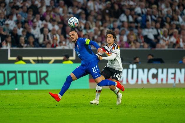 Fußball, Herren, Saison 2026 27, UEFA Nations League (Liga A, Gruppe 2, 3. Spieltag) in München, Deutschland - Serbien, v. l. Filip Kostic (Serbien), Mika Baur (Deutschland), 01.10.2026, Copyright: xMatthiasxKochx