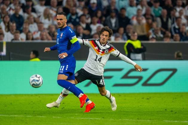 Fußball, Herren, Saison 2026 27, UEFA Nations League (Liga A, Gruppe 2, 3. Spieltag) in München, Deutschland - Serbien, v. l. Filip Kostic (Serbien), Mika Baur (Deutschland), 01.10.2026, Copyright: xMatthiasxKochx