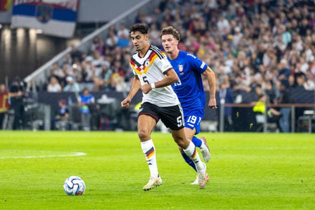 Fussball: UEFA Nations League 2026 - 2027, 3. Spieltag - Deutschland vs Serbien - Allianz-Arena (München) : Aleksandar Pavlovic (Deutschland, 5) am Ball Copyright: xMichellexLukax