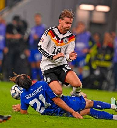 01.10.2026, Fussball UEFA Nations-League 2026 2027, 3.Spieltag, Deutschland - Serbien, in der Allianz-Arena München. v.l. Lazar Samardzic (Serbien) gegen Maximilian Mittelstädt (Deutschland)