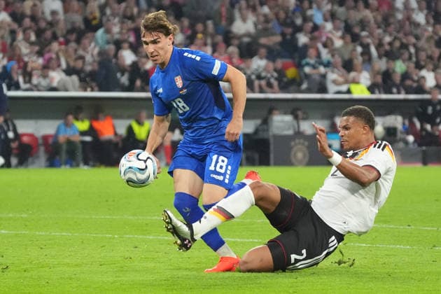 Malik Thiaw (Deutschland Germany) gegen Mihajlo Cvetkovic (Serbien, Serbia) - München 01.10.2026: Deutschland vs. Serbien, UEFA Nations League, 3. Spieltag, Allianz Arena