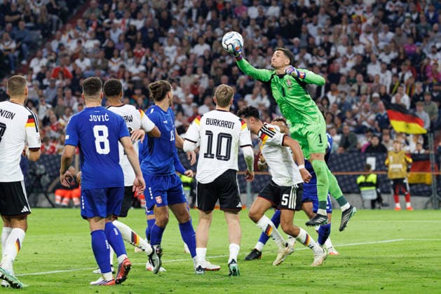 Djordje Petrovic (1, Serbien) Faustabwehr beim Spiel zwischen Deutschland v Serbien, Fussball, Herren, UEFA Nations League, 2026 2027, 3.Spieltag am 01.10.2026 in München, Allianz Arena. Bayern Deutschland