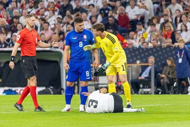 Fussball: UEFA Nations League 2026 - 2027, 3. Spieltag - Deutschland vs Serbien - Allianz-Arena (München) : Waldemar Anton (Deutschland, 3) verletzt am Boden Copyright: xMichellexLukax