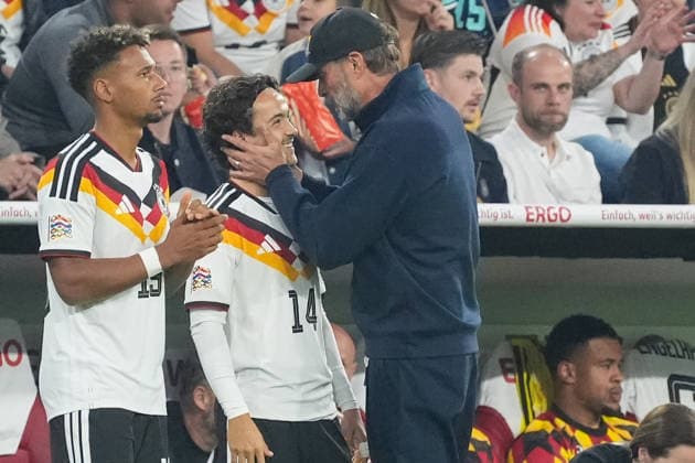 Mika Baur (Deutschland Germany) wird der 1000. Debütant in der Geschichte des DFB und von Bundestrainer Jürgen Klopp (Deutschland Germany) beglückwünscht - München 01.10.2026: Deutschland vs. Serbien, UEFA Nations League, 3. Spieltag, Allianz Arena
