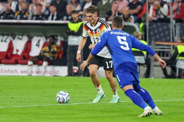 Florian Wirtz 17 (Deutschland) in Aktion gegen Nemanja Maksimovic 5 (Serbien), Deutschland vs. Serbien, Fussball, DFL, DFB, UEFA Nations League, Saison 2026 2027, Gruppenphase, Gruppe B, Spieltag 3 von 6, 01.10.2026 Muenchen Bayern Deutschland