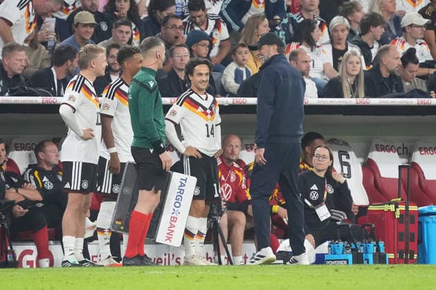Mika Baur (Deutschland Germany) wird der 1000. Debütant in der Geschichte des DFB und von Bundestrainer Jürgen Klopp (Deutschland Germany) beglückwünscht - München 01.10.2026: Deutschland vs. Serbien, UEFA Nations League, 3. Spieltag, Allianz Arena