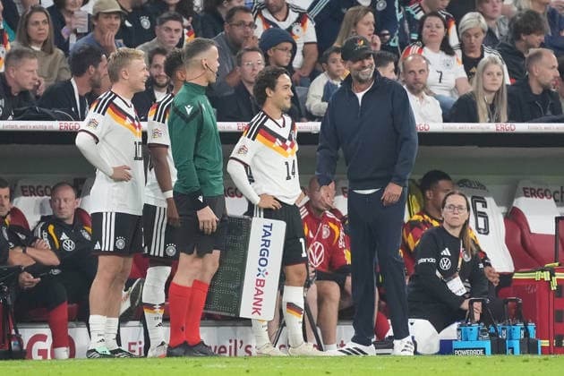 Mika Baur (Deutschland Germany) wird der 1000. Debütant in der Geschichte des DFB und von Bundestrainer Jürgen Klopp (Deutschland Germany) beglückwünscht - München 01.10.2026: Deutschland vs. Serbien, UEFA Nations League, 3. Spieltag, Allianz Arena