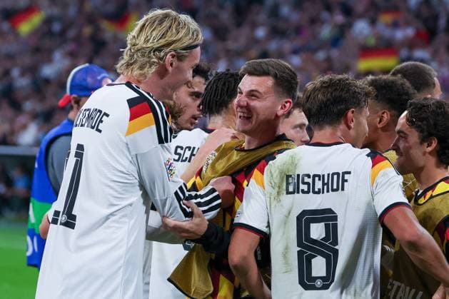 Torjubel der deutschen Nationalmannschaft nach dem 2:0, mit Nick Woltemade 11 (Deutschland) und Tom Bischof 8 (Deutschland), Deutschland vs. Serbien, Fussball, DFL, DFB, UEFA Nations League, Saison 2026 2027, Gruppenphase, Gruppe B, Spieltag 3 von 6, 01.10.2026 Muenchen Bayern Deutschland