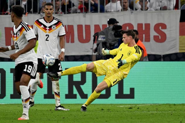 01.10.2026, xsltx, Fussball UEFA Nations League, Deutschland - Serbien v.l. Jonas Urbig (Deutsche Fussball Nationalmannschaft DFB) München