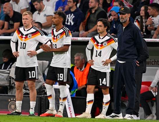 01.10.2026, Fussball UEFA Nations-League 2026 2027, 3.Spieltag, Deutschland - Serbien, in der Allianz-Arena München. v.l. Jonathan Burkardt (Deutschland), Bambase Conte (Deutschland) und Mika Baur (Deutschland) und Bundestrainer Jürgen Klopp (Deutschland)