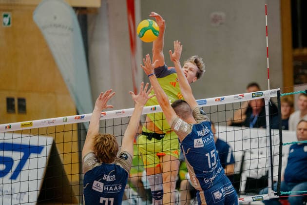 VOLLEYBALL - Coppa Pallavolo Senza Confini HARTBERG,AUSTRIA,01.OCT.26 - VOLLEYBALL - Coppa Pallavolo Senza Confini, TSV Hartberg vs Verona Volley. Image shows Lukas Glatz (Verona) and Dorde Knezevic (Hartberg).  GEPAxpictures xRomanxKoenigshofer