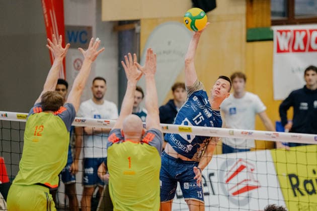 VOLLEYBALL - Coppa Pallavolo Senza Confini HARTBERG,AUSTRIA,01.OCT.26 - VOLLEYBALL - Coppa Pallavolo Senza Confini, TSV Hartberg vs Verona Volley. Image shows Lukas Glatz, Aiden Zingel (Verona) and Dorde Knezevic (Hartberg).  GEPAxpictures xRomanxKoenigshofer