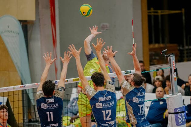 VOLLEYBALL - Coppa Pallavolo Senza Confini HARTBERG,AUSTRIA,01.OCT.26 - VOLLEYBALL - Coppa Pallavolo Senza Confini, TSV Hartberg vs Verona Volley. Image shows Clemens Ecker, Stefan Muelleder (Hartberg), Anders Mol (Verona) and Max Thaller (Hartberg).  GEPAxpictures xRomanxKoenigshofer