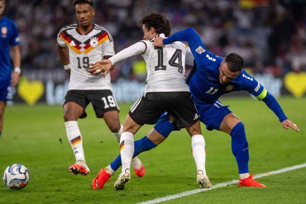 Mika Baur (GER) und Filip KostiÄ‡ (SRB). xettx, Deutschland, Muenchen, 01.10.2026, Fussball, Nationalmannschaft, Nations League: Deutschland vs Serbien, Saison 2026 2027, Matchday 3, Allianz Arena