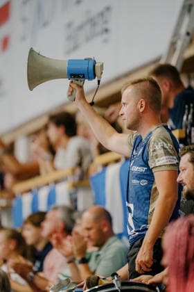 VOLLEYBALL - Coppa Pallavolo Senza Confini HARTBERG,AUSTRIA,01.OCT.26 - VOLLEYBALL - Coppa Pallavolo Senza Confini, TSV Hartberg vs Verona Volley. Image shows a fan of Hartberg.  GEPAxpictures xRomanxKoenigshofer