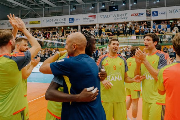VOLLEYBALL - Coppa Pallavolo Senza Confini HARTBERG,AUSTRIA,01.OCT.26 - VOLLEYBALL - Coppa Pallavolo Senza Confini, TSV Hartberg vs Verona Volley. Image shows the rejoicing of Verona.  GEPAxpictures xRomanxKoenigshofer