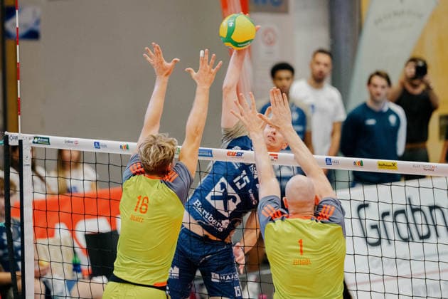 VOLLEYBALL - Coppa Pallavolo Senza Confini HARTBERG,AUSTRIA,01.OCT.26 - VOLLEYBALL - Coppa Pallavolo Senza Confini, TSV Hartberg vs Verona Volley. Image shows Lukas Glatz (Verona), Dorde Knezevic (Hartberg) and Aiden Zingel (Verona).  GEPAxpictures xRomanxKoenigshofer
