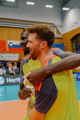 VOLLEYBALL - Coppa Pallavolo Senza Confini HARTBERG,AUSTRIA,01.OCT.26 - VOLLEYBALL - Coppa Pallavolo Senza Confini, TSV Hartberg vs Verona Volley. Image shows the rejoicing of Noumory Keita and Paul Buchegger (Verona).  GEPAxpictures xRomanxKoenigshofer