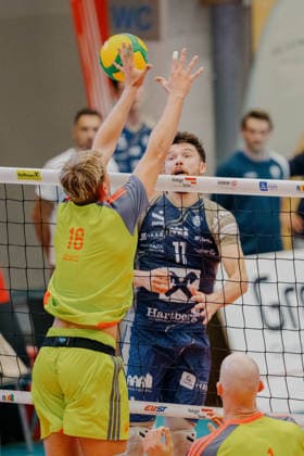 VOLLEYBALL - Coppa Pallavolo Senza Confini HARTBERG,AUSTRIA,01.OCT.26 - VOLLEYBALL - Coppa Pallavolo Senza Confini, TSV Hartberg vs Verona Volley. Image shows Lukas Glatz (Verona) and Clemens Ecker (Hartberg).  GEPAxpictures xRomanxKoenigshofer