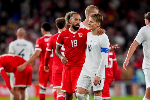 Soccer, Nations League: Wales vs. Norway, Nations League, Cardiff, Wales 20261001 Norway s Martin Ødegaard and Wales Brennan Johnson after the international soccer match between Wales and Norway in the Nations League at Cardiff City Stadium. Photo: Lise Aserud, NTB, Cardiff, Wales. EDITORIAL USE ONLY. RESTRICTED USE FOR BETTING COMPANIES.  Copyright: xLisexAserudxx xNTBx