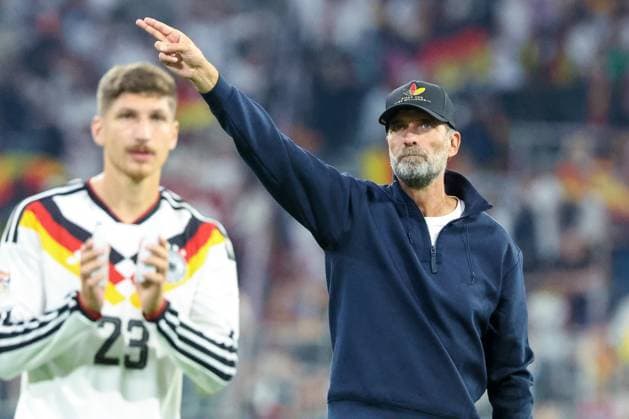 Cheftrainer Juergen Klopp (Deutschland) dankt den Fans, ebenso wie Vitaly Janelt 23 (Deutschland), Freude ueber den Heimsieg, Deutschland vs. Serbien, Fussball, DFL, DFB, UEFA Nations League, Saison 2026 2027, Gruppenphase, Gruppe B, Spieltag 3 von 6, 01.10.2026 Muenchen Bayern Deutschland
