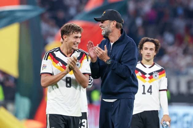Freude bei Tom Bischof 8 (Deutschland) und Cheftrainer Juergen Klopp (Deutschland) nach dem Heimsieg, mit Mika Baur 14 (Deutschland), Deutschland vs. Serbien, Fussball, DFL, DFB, UEFA Nations League, Saison 2026 2027, Gruppenphase, Gruppe B, Spieltag 3 von 6, 01.10.2026 Muenchen Bayern Deutschland