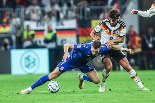 Fussball, UEFA Nations League Saison 2026 2027 Gruppe A2 - 3.Spieltag Deutschland - Serbien 01.10.2026, Allianz Arena Strahinja Pavlovic (Serbien, 3) Tom Bischof (Deutschland, 8) Zweikampf München Allianz Arena Bayern Deutschland