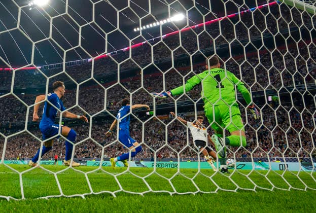 01.10.2026, Fussball UEFA Nations-League 2026 2027, 3.Spieltag, Deutschland - Serbien, in der Allianz-Arena München. Torschuss zum 1:0 von Tom Bischof (Deutschland) gegen Torwart Djordje Petrovic (Serbien)