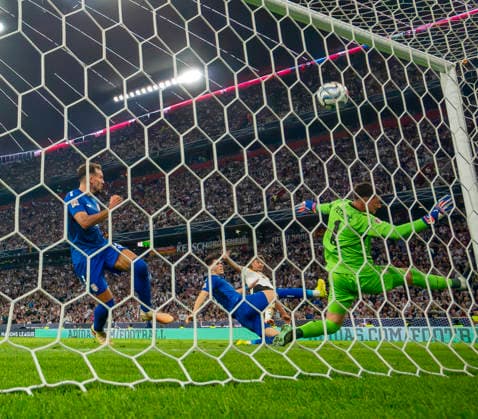 01.10.2026, Fussball UEFA Nations-League 2026 2027, 3.Spieltag, Deutschland - Serbien, in der Allianz-Arena München. Torschuss zum 1:0 von Tom Bischof (Deutschland) gegen Torwart Djordje Petrovic (Serbien)