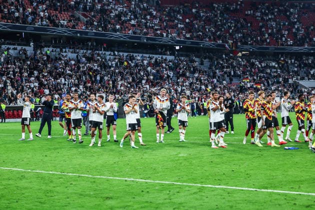Fussball, UEFA Nations League Saison 2026 2027 Gruppe A2 - 3.Spieltag Deutschland - Serbien 01.10.2026, Allianz Arena Die Spieler von Deutschland nach dem Spiel bei einer Ehrenrunde auf dem Rasen München Allianz Arena Bayern Deutschland