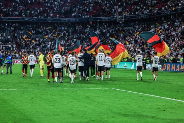 Fussball, UEFA Nations League Saison 2026 2027 Gruppe A2 - 3.Spieltag Deutschland - Serbien 01.10.2026, Allianz Arena Die Spieler von Deutschland nach dem Spiel bei einer Ehrenrunde auf dem Rasen München Allianz Arena Bayern Deutschland