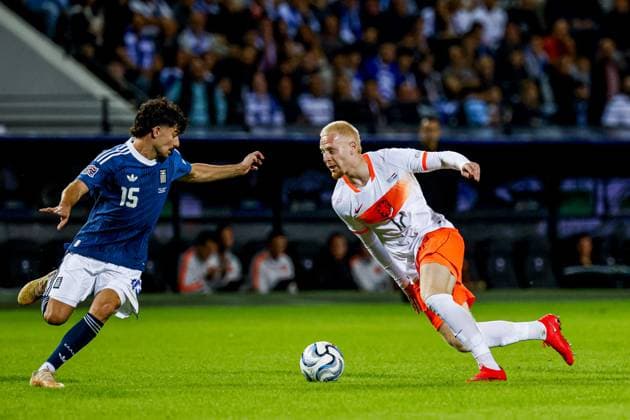 THESSALONIKI - Mexx Meerdink of the Netherlands dribbles with the ball under pressure from Thanasis Androutsos of Greece during the UEFA Nations League match between Greece and the Netherlands at the Toumba Stadium on 1 October 2026 in Thessaloniki, Greece. MARCEL TER BALS ANP UEFA Nations League 2026 27 xVIxANPxSportx xMarcelxterxBalsxIVx 571108592 originalFilename: 571108592.jpg