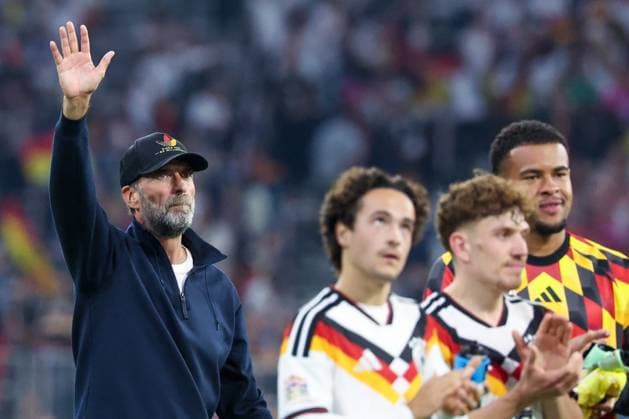 Cheftrainer Juergen Klopp (Deutschland), Mika Baur 14 (Deutschland), Philipp Treu 13 (Deutschland) und Torwart Noah Atubolu 21 (Deutschland) danken den Fans nach Spielende, Deutschland vs. Serbien, Fussball, DFL, DFB, UEFA Nations League, Saison 2026 2027, Gruppenphase, Gruppe B, Spieltag 3 von 6, 01.10.2026 Muenchen Bayern Deutschland