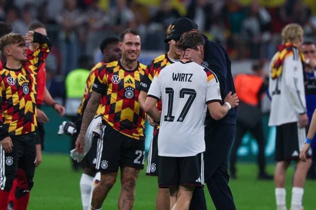 Cheftrainer Juergen Klopp (Deutschland) herzt Florian Wirtz 17 (Deutschland) nach Schlusspiff, im Gespraech, Freude, Deutschland vs. Serbien, Fussball, DFL, DFB, UEFA Nations League, Saison 2026 2027, Gruppenphase, Gruppe B, Spieltag 3 von 6, 01.10.2026 Muenchen Bayern Deutschland