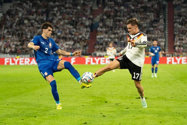 Kosta Nedeljkovic (2 Serbien) und Florian Wirtz (17 Deutschland) in Aktion beim UEFA Nations League Spiel Deutschland - Serbien am 01.10.2026 in München. München Allianz Arena Bayern Deutschland