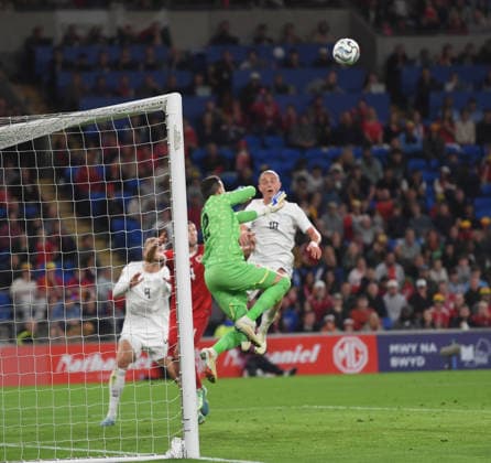 Cardiff, Wales, October 1st 2026 goalkeeper Danny Ward of Wales is pressured by Martin Odegaard of Norway during the 2027 UEFA Nations league-league phase-Group A4 between Wales and Norway at Cardiff City stadium (Photo by Jeff Thomas Sports Press Photo) Copyright: xJeffxThomas SportsxPressxPhotox Sportspressphoto_SPR243479