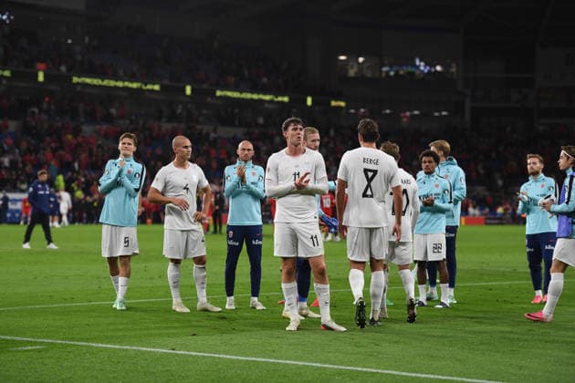 Cardiff, Wales, October 1st 2026 At the end of the game the Norway players applaud the travelling supporters during the 2027 UEFA Nations league-league phase-Group A4 between Wales and Norway at Cardiff City stadium (Photo by Jeff Thomas Sports Press Photo) Copyright: xJeffxThomas SportsxPressxPhotox Sportspressphoto_SPR243486