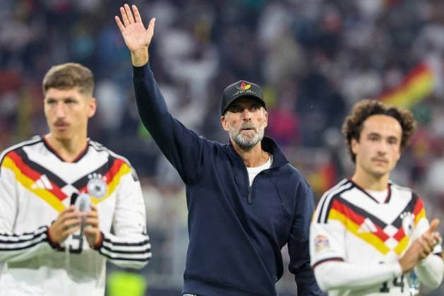 Vitaly Janelt 23 (Deutschland), Cheftrainer Juergen Klopp (Deutschland) und Mika Baur 14 (Deutschland) danken den Fans, Deutschland vs. Serbien, Fussball, DFL, DFB, UEFA Nations League, Saison 2026 2027, Gruppenphase, Gruppe B, Spieltag 3 von 6, 01.10.2026 Muenchen Bayern Deutschland