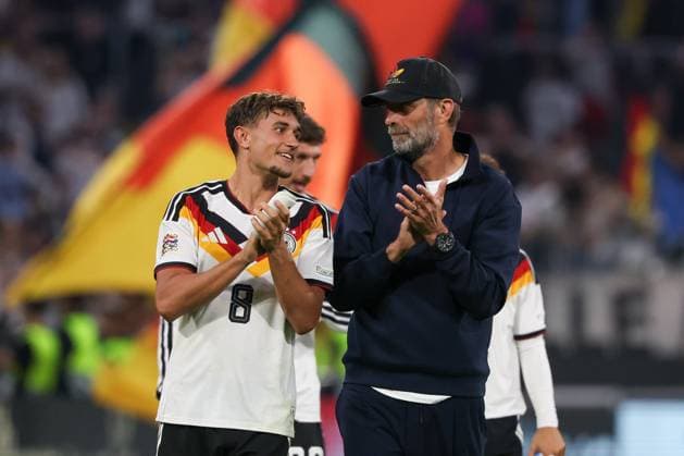 Tom Bischof 8 (Deutschland) und Cheftrainer Juergen Klopp (Deutschland) danken den Fans nach Spielende fuer den Support, Freude, Deutschland vs. Serbien, Fussball, DFL, DFB, UEFA Nations League, Saison 2026 2027, Gruppenphase, Gruppe B, Spieltag 3 von 6, 01.10.2026 Muenchen Bayern Deutschland