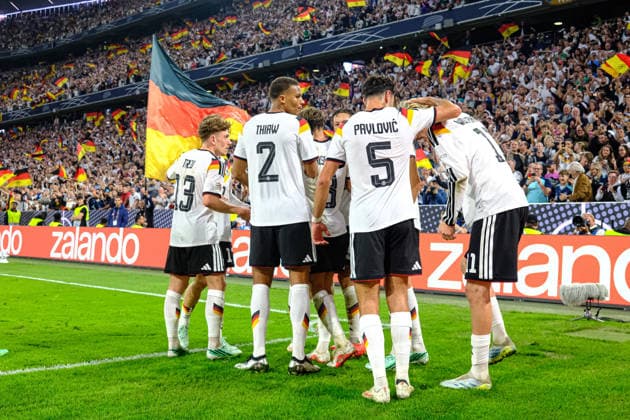 Serge Gnabry (20 Deutschland) ,Florian Wirtz (17 Deutschland) Philipp Treu (13 Deutschland) , Waldemar Anton (3 Deutschland) ,Nick Woltemade (11 Deutschland) ,Aleksandar Pavlovic (5 Deutschland) , Derry Scherhant (9 Deutschland) und Tom Bischof (8 Deutschland) jubeln über das Tor zum 1-0 beim UEFA Nations League Spiel Deutschland - Serbien am 01.10.2026 in München. München Allianz Arena Bayern Deutschland