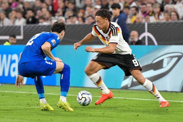v. li. im Zweikampf Kosta Nedeljkovic (Serbien 2) Derry Scherhant (Deutschland 9) 01.10.2026 ¢ Fussball ¢ Nations League ¢ Deutschland vs Serbien, Allianz Arena, München Muenchen, Bayern Germany