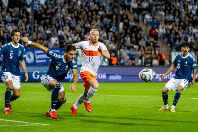 THESSALONIKI - (l-r) Griekenland defender Ntinos Mavropanos and Nederland forward Mex Meerdink during the UEFA Nations League match between Griekenland and Nederland at Toumba Stadion on 1 October 2026 in Thessaloniki, Griekenland. (Photo by DeFodi Images) -